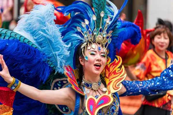 Kobe, Hyogo, Japonya - 18 Mayıs 2025: 52. Kobe Festivali 'nde Samba Caddesi' nde coşkulu samba kostümlü dansçılar.