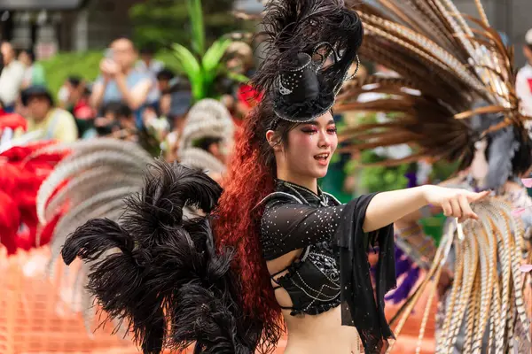 Kobe, Hyogo, Japonya - 18 Mayıs 2025: 52. Kobe Festivali 'nde Samba Caddesi' nde coşkulu samba kostümlü dansçılar.