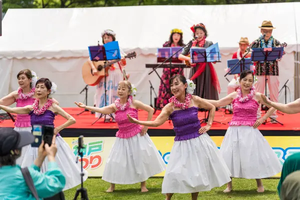 Kobe, Hyogo, Japonya - 18 Mayıs 2025: 'Oli' Oli Hawaii Hula Stüdyosu 52. Kobe Festivali 'nde Higashi Yuenchi Parkı' nda Hawaii Hula dansı yapıyor..
