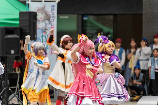 Kobe, Hyogo, Japonya - 18 Mayıs 2025: Cosplayers 'Kamikosu' da tutkuyla şarkı söylüyor ve dans ediyor! Kobe Matsuri 'de 52. Kobe Festivali sırasında..
