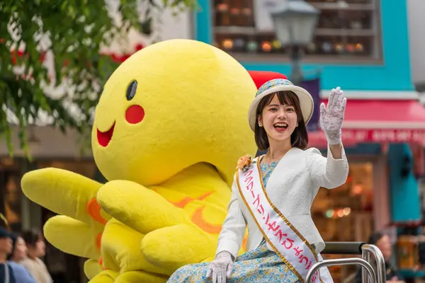 Kobe, Hyogo, Japonya - 18 Mayıs 2025: Hyogo Valiliği maskotu 'Habatan' ve Çiçek Prensesi Hyogo Omatsuri Geçit Töreni 'nde bir arabadan tatlı bir gülümsemeyle el sallıyorlar..