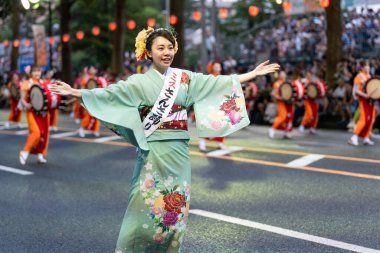 Morioka, Japonya - 4 Ağustos 2024: Bayan Sansa Odori 'nin zarif geçit töreni, Morioka Sansa Odori Festivali 2024' te güzellik ve geleneksel dans gösterisi.