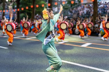 Morioka, Japonya - 4 Ağustos 2024: Bayan Sansa Odori 'nin zarif geçit töreni, Morioka Sansa Odori Festivali 2024' te güzellik ve geleneksel dans gösterisi.
