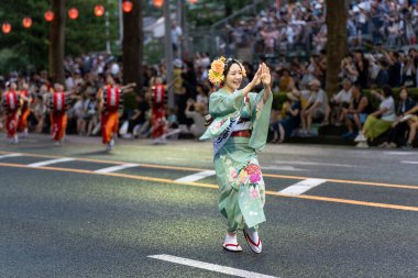 Morioka, Japonya - 4 Ağustos 2024: Bayan Sansa Odori 'nin zarif geçit töreni, Morioka Sansa Odori Festivali 2024' te güzellik ve geleneksel dans gösterisi.