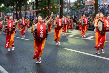 Morioka, Japonya - 4 Ağustos 2024: Morioka Sansa Odori Festivali 'nde Sansa Taiko davulcularının güçlü geçidi.