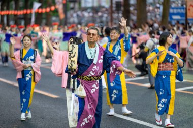 Morioka, Japonya - 4 Ağustos 2024: Geleneksel Sansa Odori manzarası ve Morioka Sansa Odori Festivali 'nin önemli bir parçası olan dünyanın en iyi Taiko Davul Geçidi 2024 kültürel gururunu gözler önüne seriyor.