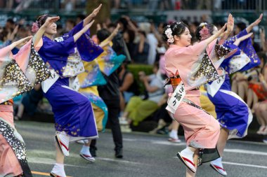 Morioka, Japonya - 4 Ağustos 2024: 2024 Morioka Sansa Kodori Festivali 'nde zarif bir güzellik ve gelenek geçidi olan eski Bayan Sansa Odori' nin birleşik geçidi.