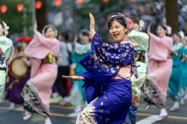 Morioka, Japonya - 4 Ağustos 2024: 2024 Morioka Sansa Kodori Festivali 'nde zarif bir güzellik ve gelenek geçidi olan eski Bayan Sansa Odori' nin birleşik geçidi.