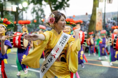 Morioka, Japonya - 4 Ağustos 2024: 2024 Morioka Sansa Kodori Festivali 'nde zarif bir güzellik ve gelenek geçidi olan eski Bayan Sansa Odori' nin birleşik geçidi.