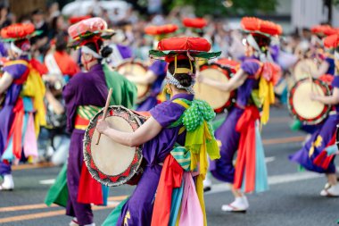 Geleneksel Sansa Odori manzarası ve 2024 Morioka Sansa Odori Festivali 'nin önemli bir parçası olan Dünyanın En İyi Taiko Davul Geçidi kültürel gururunu gözler önüne seriyor. Morioka, Japonya.