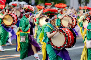 Morioka, Japonya - 4 Ağustos 2024: Geleneksel Sansa Odori manzarası ve Morioka Sansa Odori Festivali 'nin önemli bir parçası olan dünyanın en iyi Taiko Davul Geçidi 2024 kültürel gururunu gözler önüne seriyor.