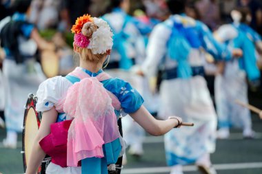 Geleneksel Sansa Odori manzarası ve 2024 Morioka Sansa Odori Festivali 'nin önemli bir parçası olan Dünyanın En İyi Taiko Davul Geçidi kültürel gururunu gözler önüne seriyor. Morioka, Japonya.