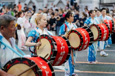 Morioka, Japonya - 4 Ağustos 2024: Geleneksel Sansa Odori manzarası ve Morioka Sansa Odori Festivali 'nin önemli bir parçası olan dünyanın en iyi Taiko Davul Geçidi 2024 kültürel gururunu gözler önüne seriyor.