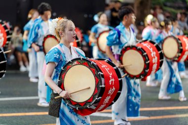 Morioka, Japonya - 4 Ağustos 2024: Geleneksel Sansa Odori manzarası ve Morioka Sansa Odori Festivali 'nin önemli bir parçası olan dünyanın en iyi Taiko Davul Geçidi 2024 kültürel gururunu gözler önüne seriyor.