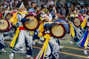 Morioka, Japonya - 4 Ağustos 2024: Geleneksel Sansa Odori manzarası ve Morioka Sansa Odori Festivali 'nin önemli bir parçası olan dünyanın en iyi Taiko Davul Geçidi 2024 kültürel gururunu gözler önüne seriyor.
