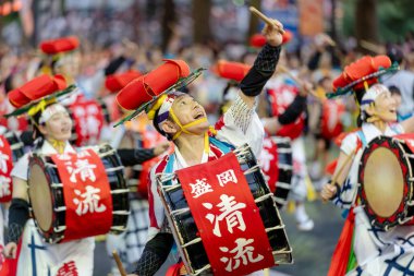 Morioka, Japonya - 4 Ağustos 2024: Geleneksel Sansa Odori manzarası ve Morioka Sansa Odori Festivali 'nin önemli bir parçası olan dünyanın en iyi Taiko Davul Geçidi 2024 kültürel gururunu gözler önüne seriyor.
