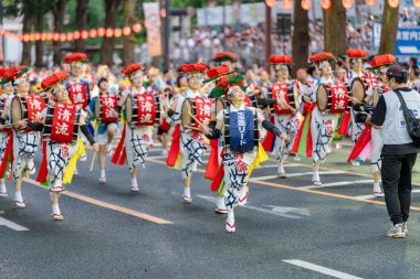Morioka, Japonya - 4 Ağustos 2024: Geleneksel Sansa Odori manzarası ve Morioka Sansa Odori Festivali 'nin önemli bir parçası olan dünyanın en iyi Taiko Davul Geçidi 2024 kültürel gururunu gözler önüne seriyor.
