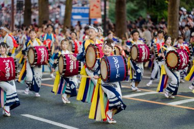 Morioka, Japonya - 4 Ağustos 2024: Geleneksel Sansa Odori manzarası ve Morioka Sansa Odori Festivali 'nin önemli bir parçası olan dünyanın en iyi Taiko Davul Geçidi 2024 kültürel gururunu gözler önüne seriyor.