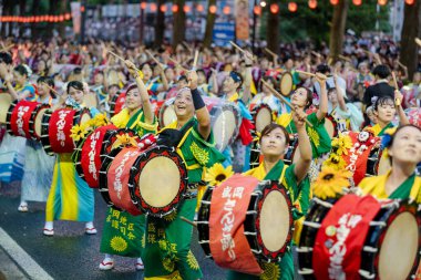 Morioka, Japonya - 4 Ağustos 2024: Geleneksel Sansa Odori manzarası ve Morioka Sansa Odori Festivali 'nin önemli bir parçası olan dünyanın en iyi Taiko Davul Geçidi 2024 kültürel gururunu gözler önüne seriyor.