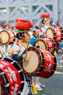 Morioka, Japonya - 4 Ağustos 2024: Geleneksel Sansa Odori manzarası ve Morioka Sansa Odori Festivali 'nin önemli bir parçası olan dünyanın en iyi Taiko Davul Geçidi 2024 kültürel gururunu gözler önüne seriyor.