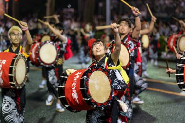 Morioka, Japonya - 4 Ağustos 2024: Geleneksel Sansa Odori manzarası ve Morioka Sansa Odori Festivali 'nin önemli bir parçası olan dünyanın en iyi Taiko Davul Geçidi 2024 kültürel gururunu gözler önüne seriyor.