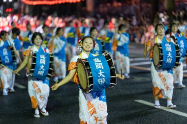 Morioka, Japonya - 4 Ağustos 2024: Geleneksel Sansa Odori manzarası ve Morioka Sansa Odori Festivali 'nin önemli bir parçası olan dünyanın en iyi Taiko Davul Geçidi 2024 kültürel gururunu gözler önüne seriyor.