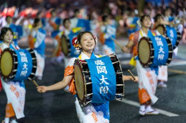 Morioka, Japonya - 4 Ağustos 2024: Geleneksel Sansa Odori manzarası ve Morioka Sansa Odori Festivali 'nin önemli bir parçası olan dünyanın en iyi Taiko Davul Geçidi 2024 kültürel gururunu gözler önüne seriyor.