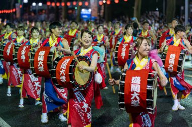 Morioka, Japonya - 4 Ağustos 2024: Geleneksel Sansa Odori manzarası ve Morioka Sansa Odori Festivali 'nin önemli bir parçası olan dünyanın en iyi Taiko Davul Geçidi 2024 kültürel gururunu gözler önüne seriyor.