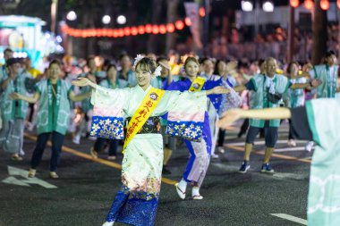 Morioka, Japonya - 4 Ağustos 2024: Geleneksel Sansa Odori manzarası ve Morioka Sansa Odori Festivali 'nin önemli bir parçası olan dünyanın en iyi Taiko Davul Geçidi 2024 kültürel gururunu gözler önüne seriyor.