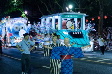 Morioka, Japonya - 4 Ağustos 2024: Morioka Sansa Kodori Festivali 'nde büyüleyici bir gösteri olan Sansa Odori sanatçılarını taşıyan göz kamaştırıcı bir tören arabası.