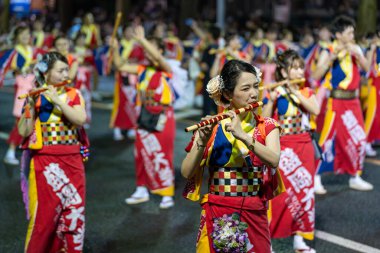 Morioka, Japonya - 4 Ağustos 2024: Geleneksel Sansa Odori manzarası ve Morioka Sansa Odori Festivali 'nin önemli bir parçası olan dünyanın en iyi Taiko Davul Geçidi 2024 kültürel gururunu gözler önüne seriyor.