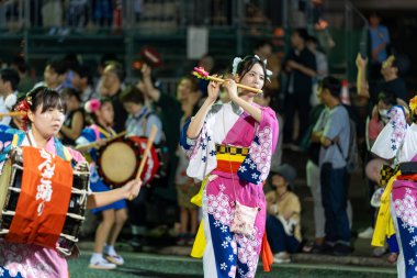 Morioka, Japonya - 4 Ağustos 2024: Geleneksel Sansa Odori manzarası ve Morioka Sansa Odori Festivali 'nin önemli bir parçası olan dünyanın en iyi Taiko Davul Geçidi 2024 kültürel gururunu gözler önüne seriyor.