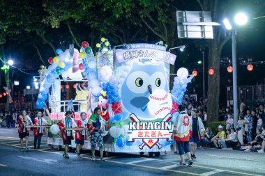 Morioka, Japonya - 4 Ağustos 2024: Morioka Sansa Kodori Festivali 'nde büyüleyici bir gösteri olan Sansa Odori sanatçılarını taşıyan göz kamaştırıcı bir tören arabası.
