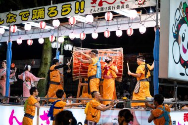 Morioka, Japonya - 4 Ağustos 2024: Morioka Sansa Kodori Festivali 'nde büyüleyici bir gösteri olan Sansa Odori sanatçılarını taşıyan göz kamaştırıcı bir tören arabası.