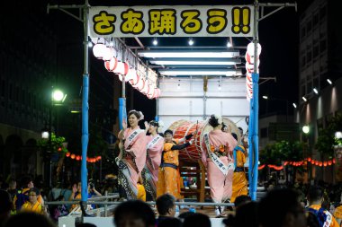 Morioka, Japonya - 4 Ağustos 2024: Morioka Sansa Kodori Festivali 'nde büyüleyici bir gösteri olan Sansa Odori sanatçılarını taşıyan göz kamaştırıcı bir tören arabası.