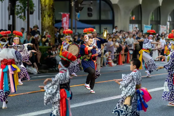 Morioka, Japonya - 4 Ağustos 2024: 2024 Morioka Sansa Kodori Festivali 'nin ana geçit töreninden önce geleneksel bir daire dansı olan Wa-odori' ye katılanlar.