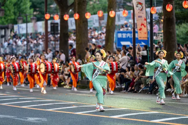 Morioka, Japonya - 4 Ağustos 2024: Bayan Sansa Odori 'nin zarif geçit töreni, Morioka Sansa Odori Festivali 2024' te güzellik ve geleneksel dans gösterisi.
