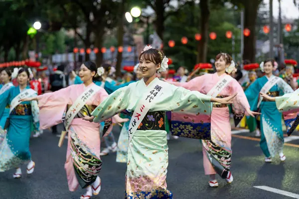 Morioka, Japonya - 4 Ağustos 2024: 2024 Morioka Sansa Kodori Festivali 'nde zarif bir güzellik ve gelenek geçidi olan eski Bayan Sansa Odori' nin birleşik geçidi.