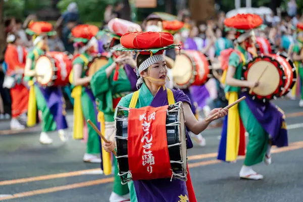 Morioka, Japonya - 4 Ağustos 2024: Geleneksel Sansa Odori manzarası ve Morioka Sansa Odori Festivali 'nin önemli bir parçası olan dünyanın en iyi Taiko Davul Geçidi 2024 kültürel gururunu gözler önüne seriyor.