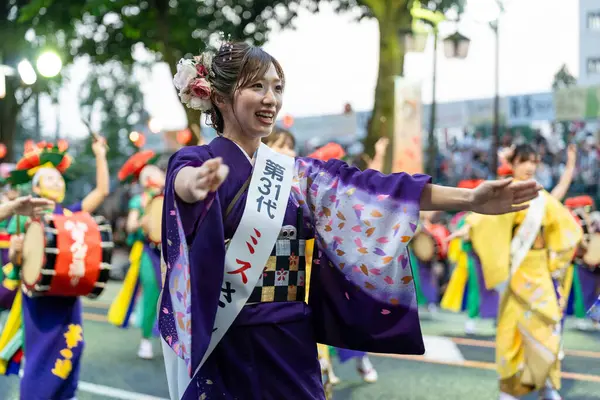 Morioka, Japonya - 4 Ağustos 2024: 2024 Morioka Sansa Kodori Festivali 'nde zarif bir güzellik ve gelenek geçidi olan eski Bayan Sansa Odori' nin birleşik geçidi.