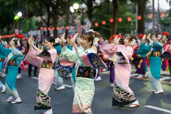 Morioka, Japonya - 4 Ağustos 2024: 2024 Morioka Sansa Kodori Festivali 'nde zarif bir güzellik ve gelenek geçidi olan eski Bayan Sansa Odori' nin birleşik geçidi.