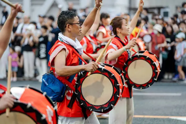 Morioka, Japonya - 4 Ağustos 2024: Geleneksel Sansa Odori manzarası ve Morioka Sansa Odori Festivali 'nin önemli bir parçası olan dünyanın en iyi Taiko Davul Geçidi 2024 kültürel gururunu gözler önüne seriyor.