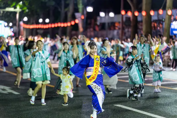 Morioka, Japonya - 4 Ağustos 2024: Geleneksel Sansa Odori manzarası ve Morioka Sansa Odori Festivali 'nin önemli bir parçası olan dünyanın en iyi Taiko Davul Geçidi 2024 kültürel gururunu gözler önüne seriyor.