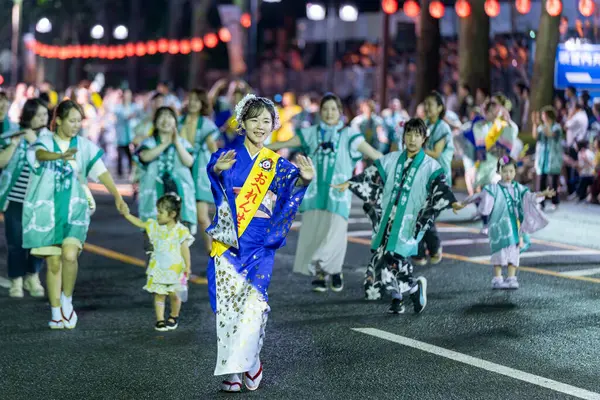 Morioka, Japonya - 4 Ağustos 2024: Geleneksel Sansa Odori manzarası ve Morioka Sansa Odori Festivali 'nin önemli bir parçası olan dünyanın en iyi Taiko Davul Geçidi 2024 kültürel gururunu gözler önüne seriyor.