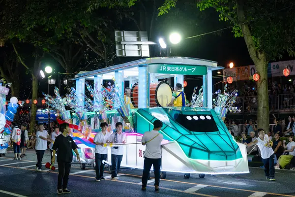 Morioka, Japonya - 4 Ağustos 2024: Morioka Sansa Kodori Festivali 'nde büyüleyici bir gösteri olan Sansa Odori sanatçılarını taşıyan göz kamaştırıcı bir tören arabası.