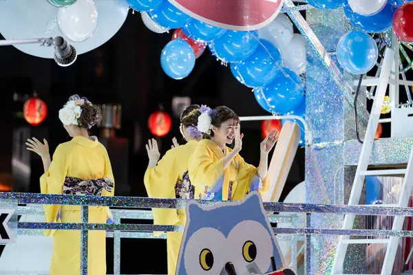 Morioka, Japonya - 4 Ağustos 2024: Morioka Sansa Kodori Festivali 'nde büyüleyici bir gösteri olan Sansa Odori sanatçılarını taşıyan göz kamaştırıcı bir tören arabası.