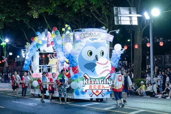 Morioka, Japonya - 4 Ağustos 2024: Morioka Sansa Kodori Festivali 'nde büyüleyici bir gösteri olan Sansa Odori sanatçılarını taşıyan göz kamaştırıcı bir tören arabası.