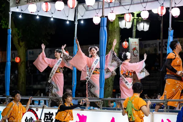 Morioka, Japonya - 4 Ağustos 2024: Morioka Sansa Kodori Festivali 'nde büyüleyici bir gösteri olan Sansa Odori sanatçılarını taşıyan göz kamaştırıcı bir tören arabası.