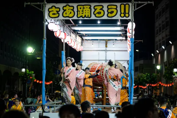 Morioka, Japonya - 4 Ağustos 2024: Morioka Sansa Kodori Festivali 'nde büyüleyici bir gösteri olan Sansa Odori sanatçılarını taşıyan göz kamaştırıcı bir tören arabası.