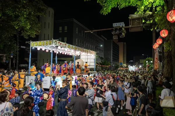 Morioka, Japonya - 4 Ağustos 2024: Morioka Sansa Kodori Festivali 'nde büyüleyici bir gösteri olan Sansa Odori sanatçılarını taşıyan göz kamaştırıcı bir tören arabası.